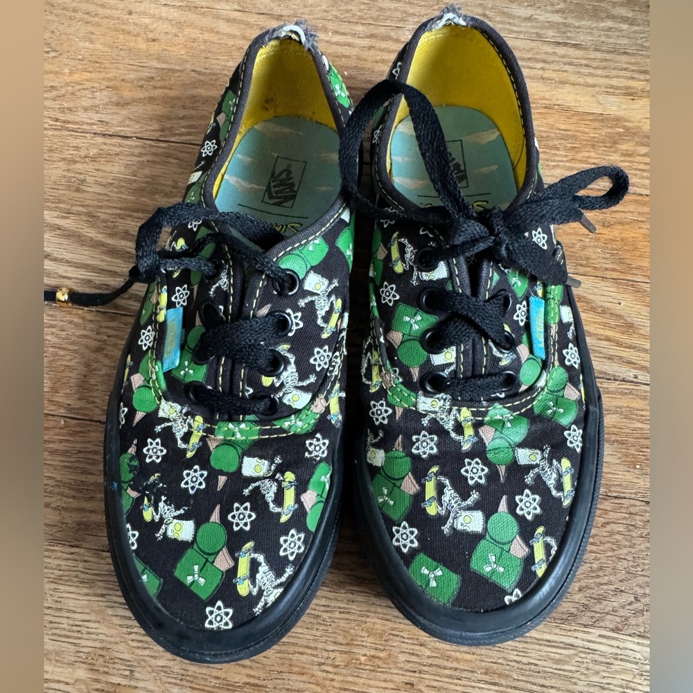 🟢VANS SIMPSON COLLECTION size 2 black shoes.🟢
